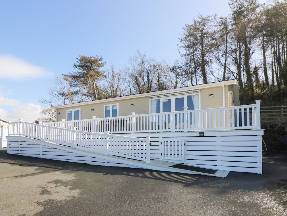 McAuliffe Lodge — 4-Star Luxury Hotel in Borth, United Kingdom