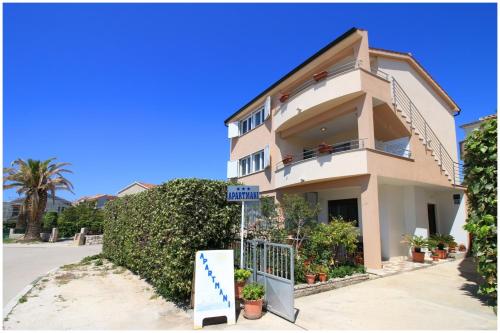 Apartments by the sea Rogoznica 1089 — 4-Star Luxury Hotel in Rogoznica, Croatia
