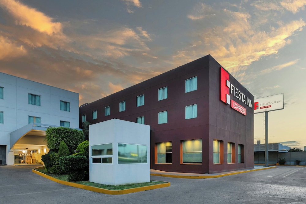 Fiesta Inn Express San Luis Potosí Oriente — 4-Star Luxury Hotel in San Luis Potosi, Mexico