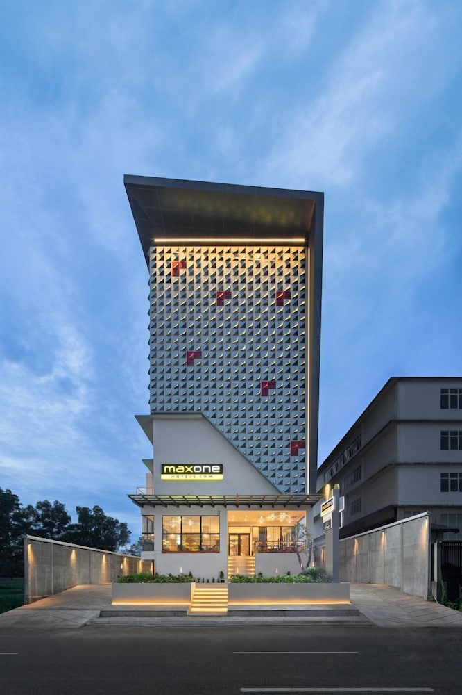 MaxOneHotels at Kota Harapan Indah Bekasi in Bekasi, Indonesia