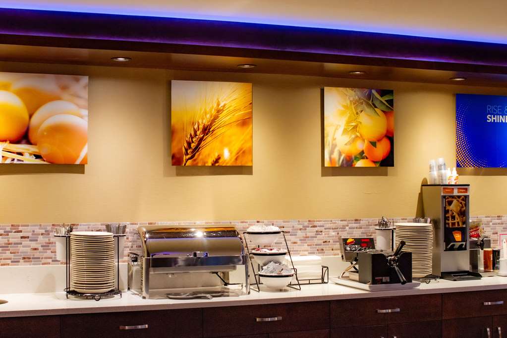 Comfort Inn & Suites Vancouver Downtown City Center - photo 35