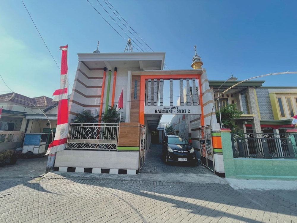 Hotel O Karman S Sari Homestay Syariah — Gresik
