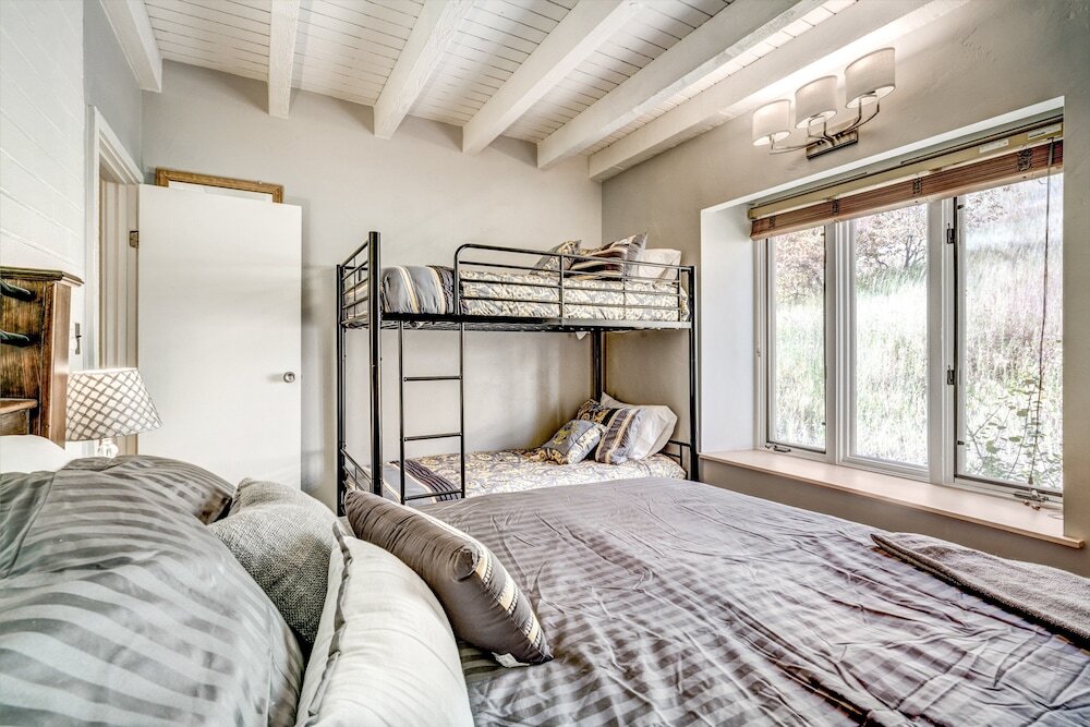Stunning Condo Across from the Slopes by RedAwning — 4-Star Luxury Hotel in Steamboat Springs, United States