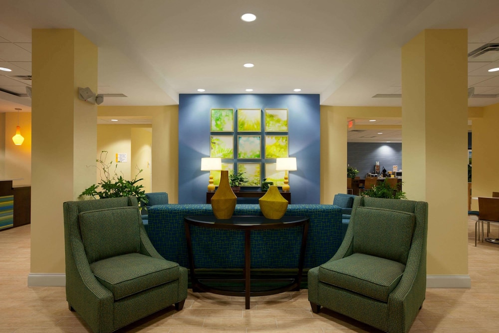 Days Inn & Suites by Wyndham Altoona - photo 4
