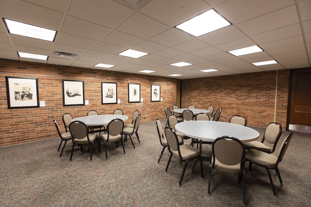 Hillsdale College Dow Hotel and Conference Center - photo 36