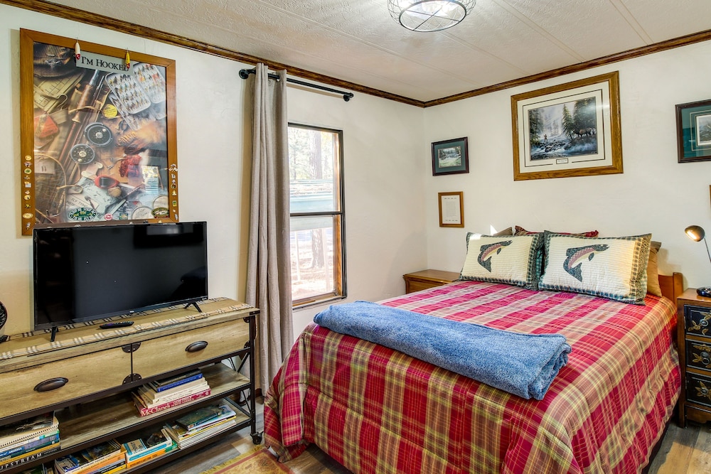 Pinetop lakeside Cabin Rental: Porch & Fire Pit - photo 18