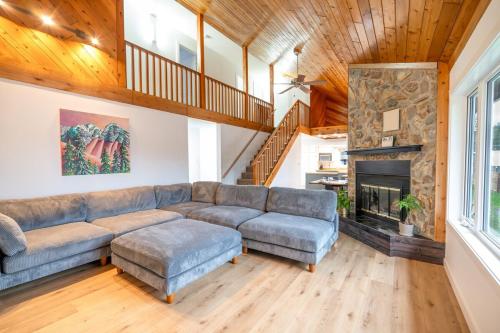 The Pines on 15th Ave Hot Tub BBQ in Invermere, Canada