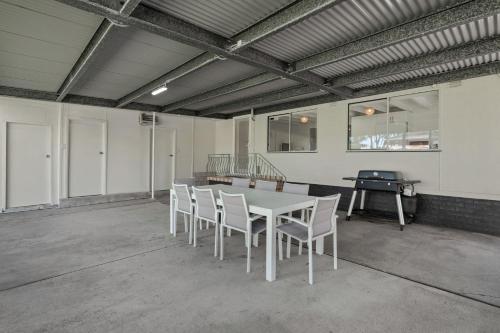 Baci Al Mare Pet Friendly 3 Mins Walk to Beach in Unknown City, Australia