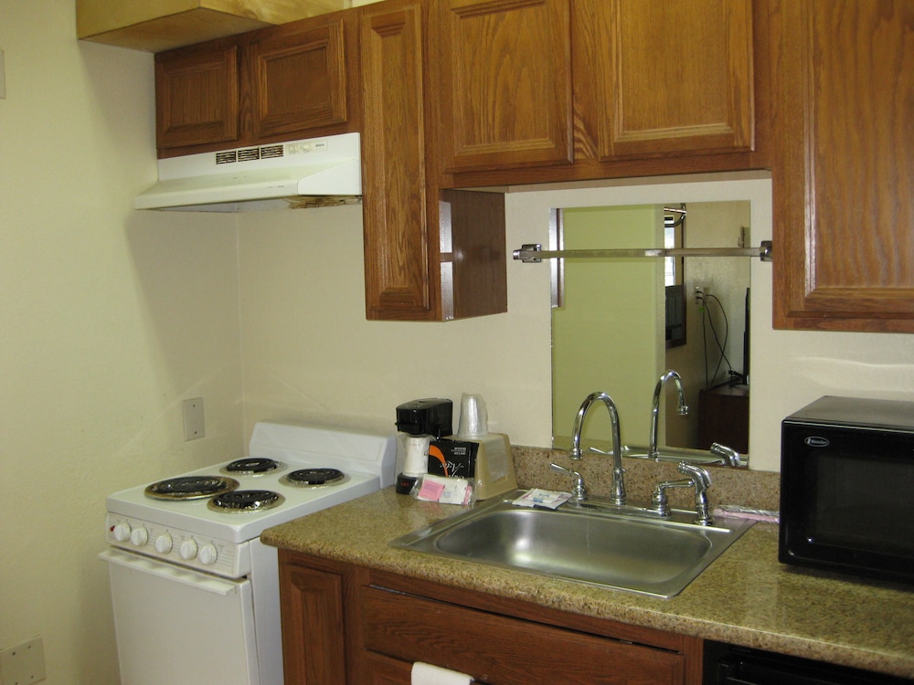 Scottish Inn and Suites - photo 7