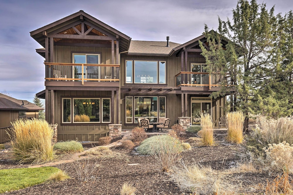 Modern Eagle Crest Escape With Patio And 2 Balconies — Redmond