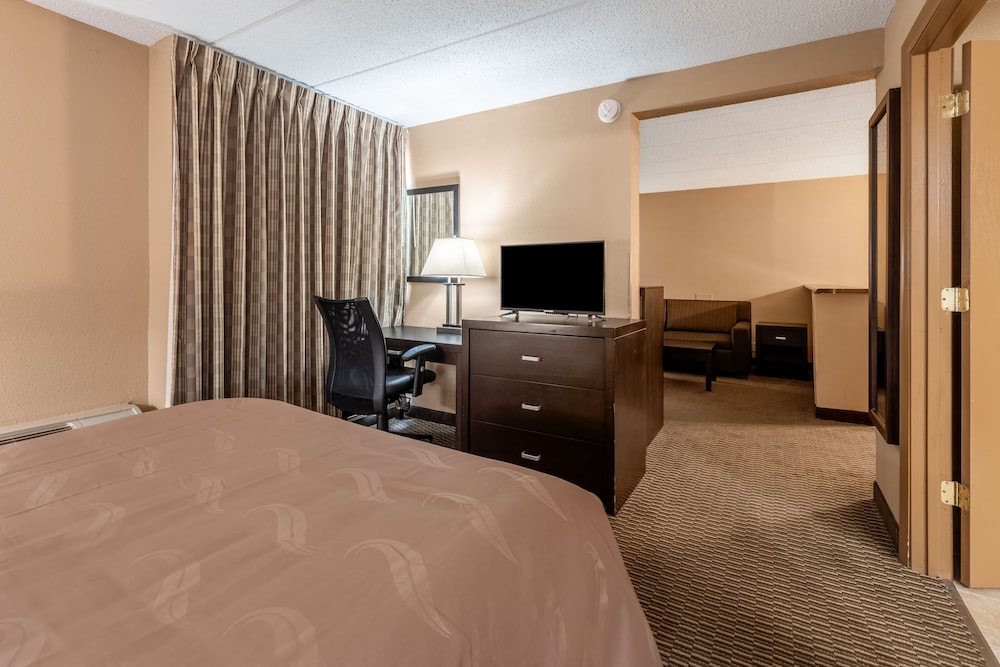 Quality Inn & Suites Cincinnati Uptown Norwood - photo 12