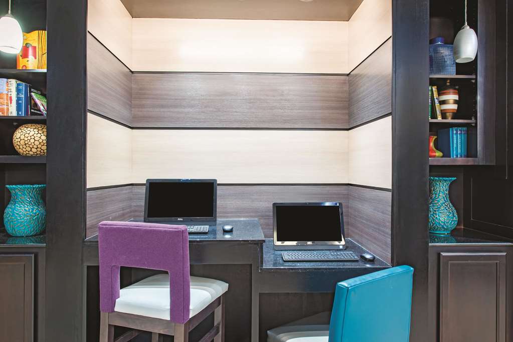 La Quinta Inn & Suites by Wyndham Tulsa Airpt Expo Square - photo 72