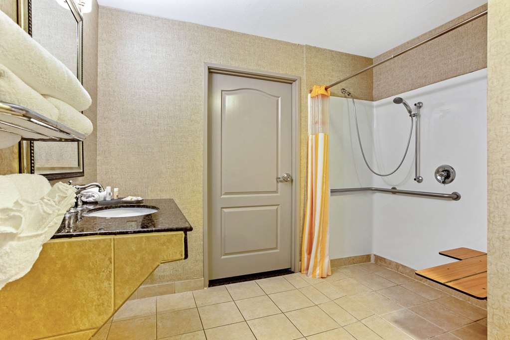 La Quinta Inn & Suites by Wyndham Cleburne - photo 17