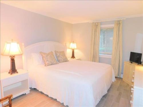E11 Peaceful bedroom two bath Ground Level New Shower and Floors Come make some family memories — 4-Star Luxury Hotel in Country Club Estates, United States