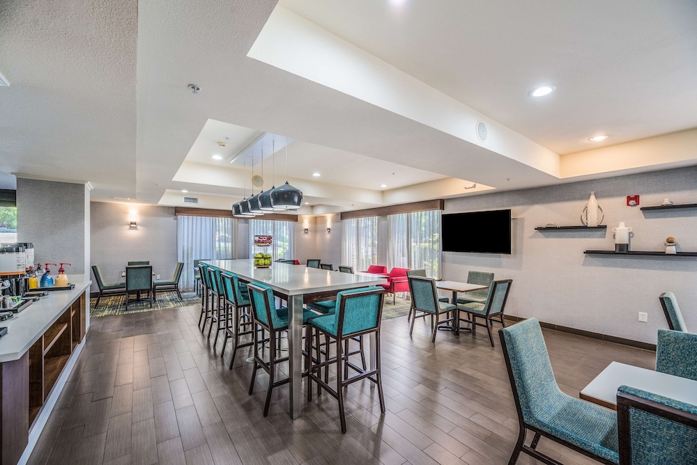 Hampton Inn Oakland Hayward - photo 3