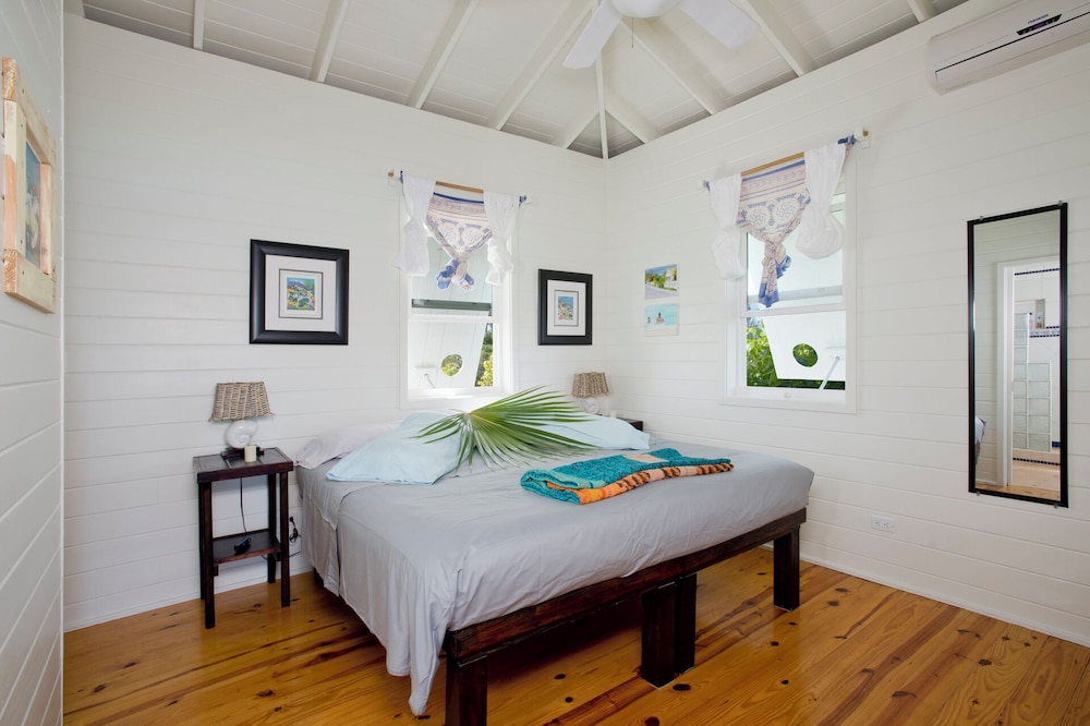 Cayo Loco Getaway: Private Beachfront Haven in Governor's Harbour, Bahamas