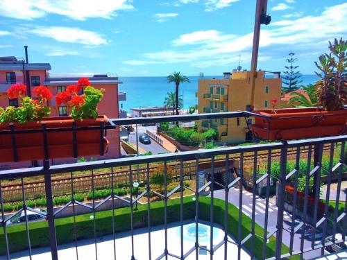 La casa di Giuly vista mare parcheggio privato. — 4-Star Luxury Hotel in Pietra Ligure, Italy