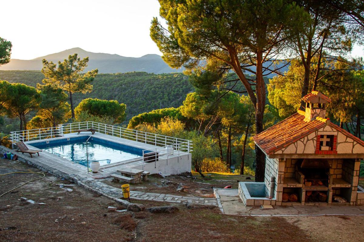 Casa Cadalso Mirador de Gredos Madrid — 4-Star Luxury Hotel in Cadalso De Los Vidrios, Spain
