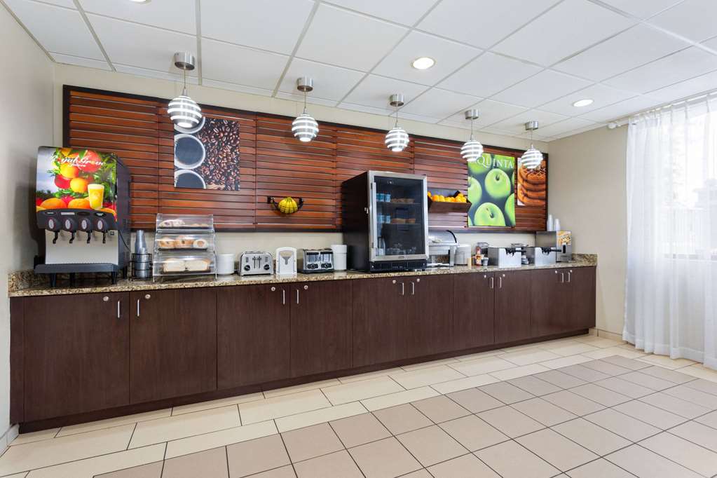 La Quinta Inn & Suites by Wyndham Bonita Springs Naples N. - photo 4