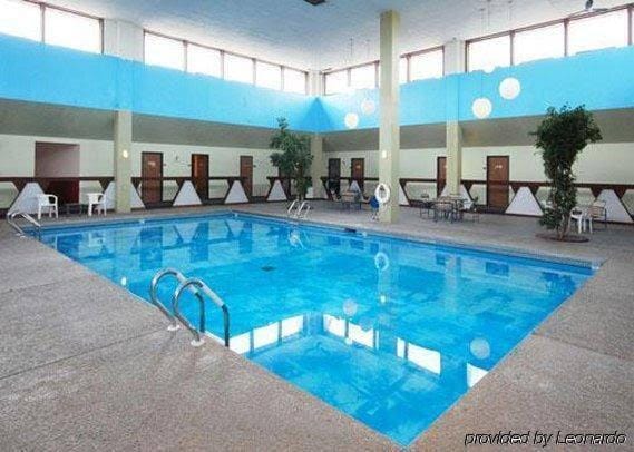 Econo Lodge Inn & Suites - photo 6