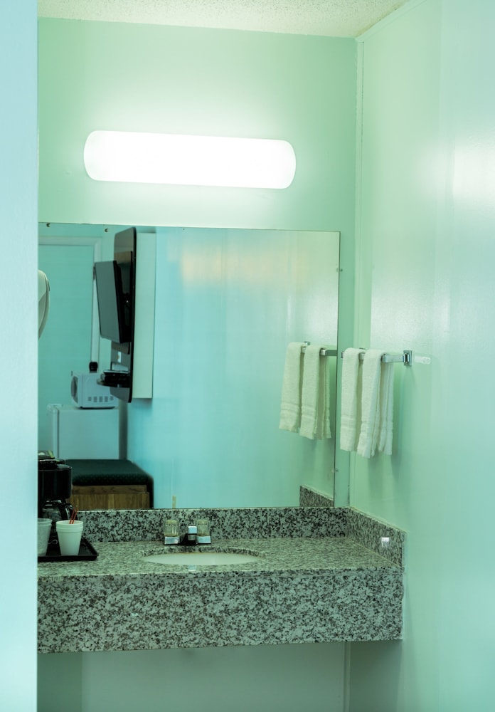 Relax Inn Motel - photo 7