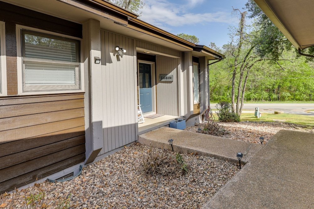Bella Vista Townhome with Deck Near Back 40 Trails in Bella Vista, United States