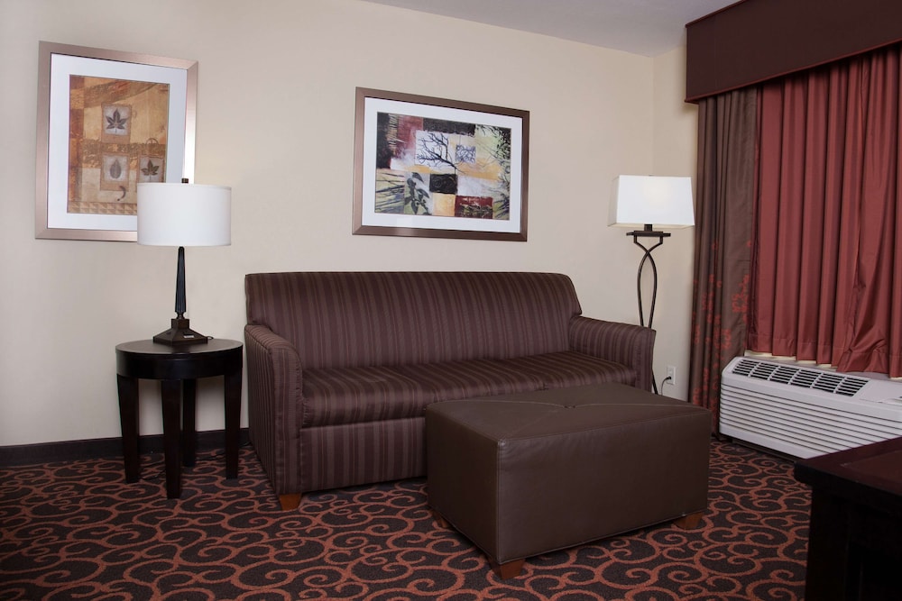 Hampton Inn & Suites Dickinson - photo 40