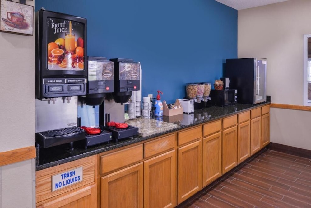 Regency Inn Geneseo IL I 80 - photo 15