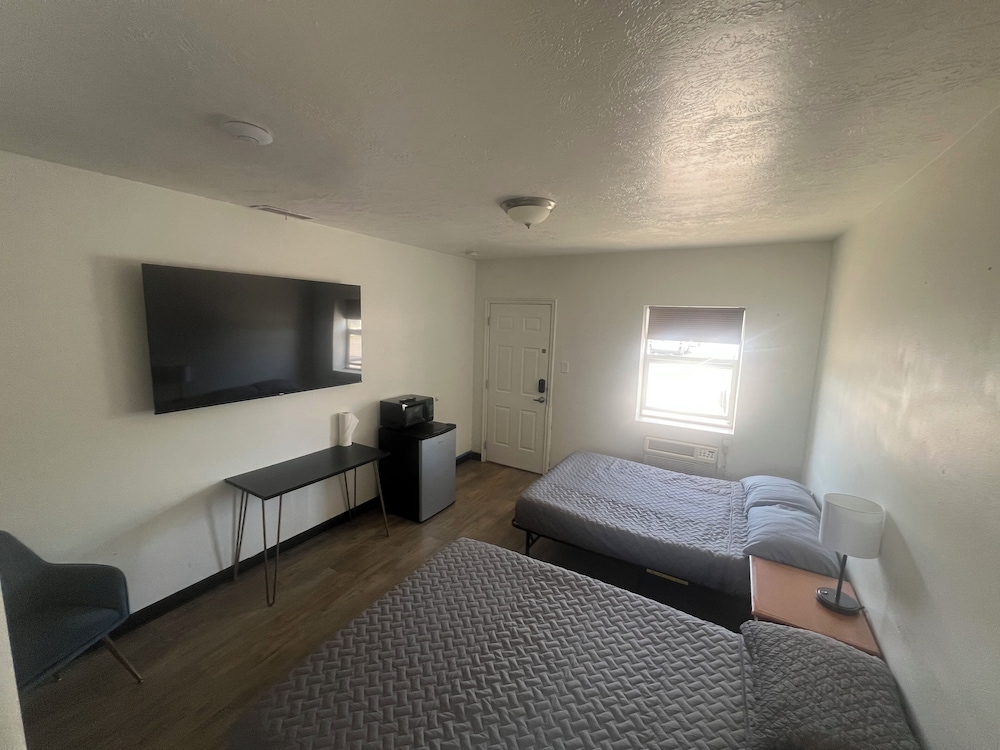 Mac s Motel - photo 12