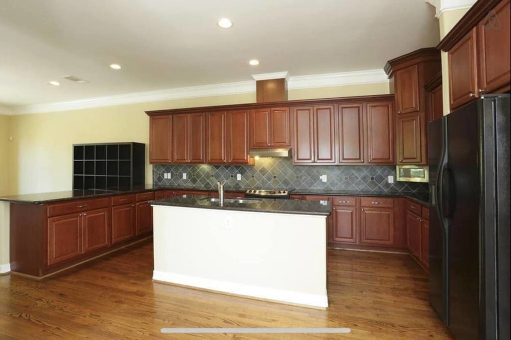 4 Story Rooftop Executive Corporate Housing - photo 26