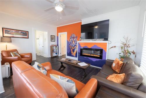 Cozy Downtown Seneca Bungalow — 4-Star Luxury Hotel in Seneca, United States