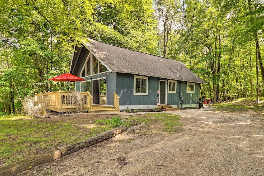 Pet Friendly Stanwood Sanctuary with Fire Pit — 4-Star Luxury Hotel in Stanwood, United States