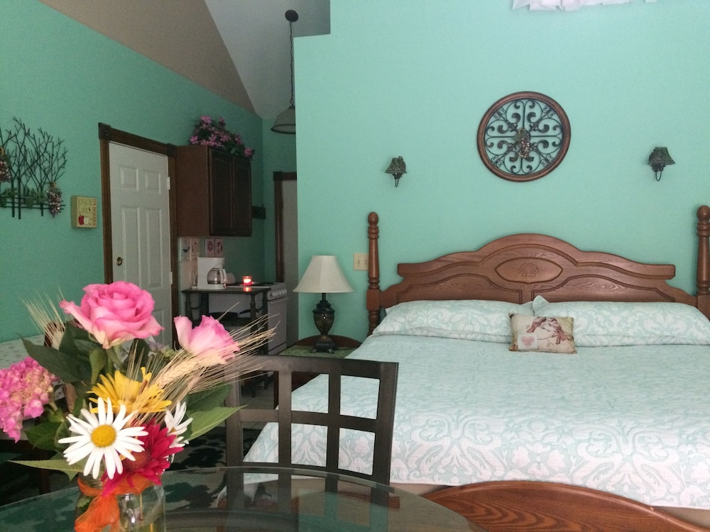 Spruce Hill Inn and Cottages - photo 3