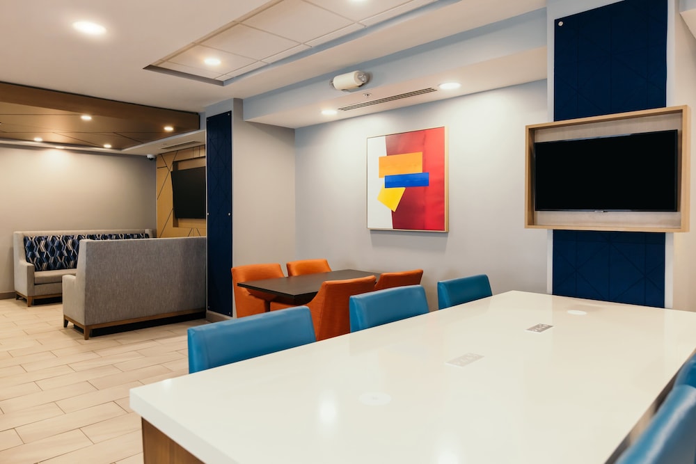 Holiday Inn Express and Suites Urbandale by IHG - photo 2