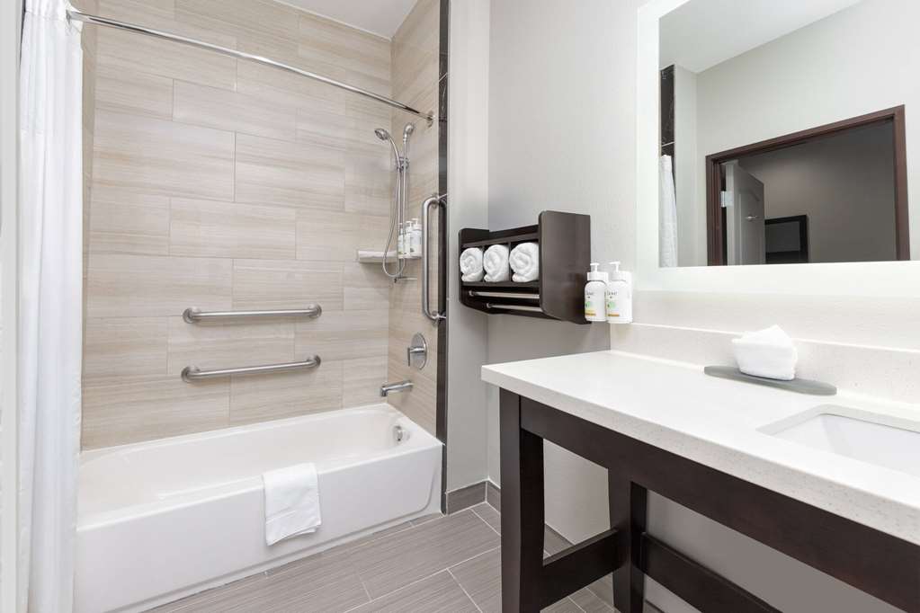 La Quinta Inn & Suites by Wyndham Tyler University Area - photo 24