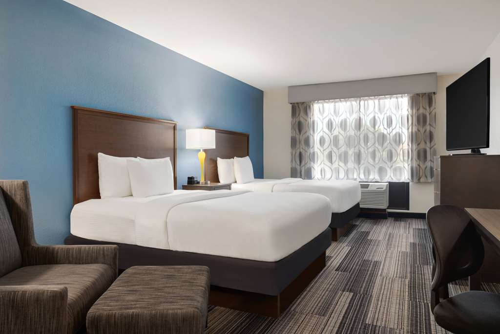 La Quinta Inn & Suites by Wyndham Springfield Airport Plaza - photo 20
