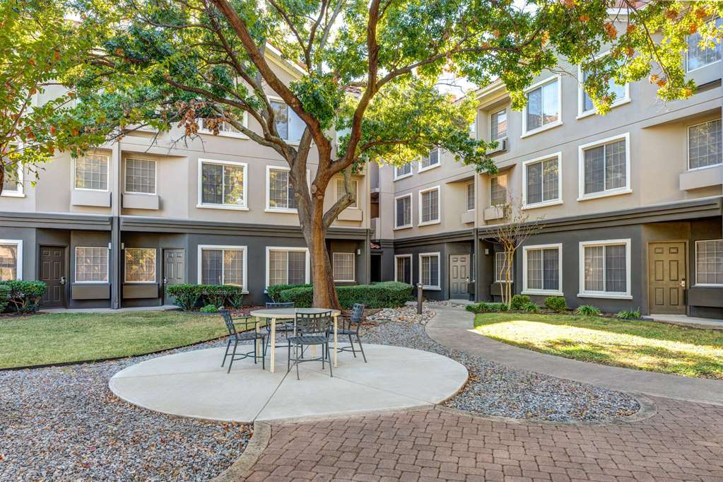 La Quinta Inn & Suites by Wyndham Dallas DFW Airport North - photo 41