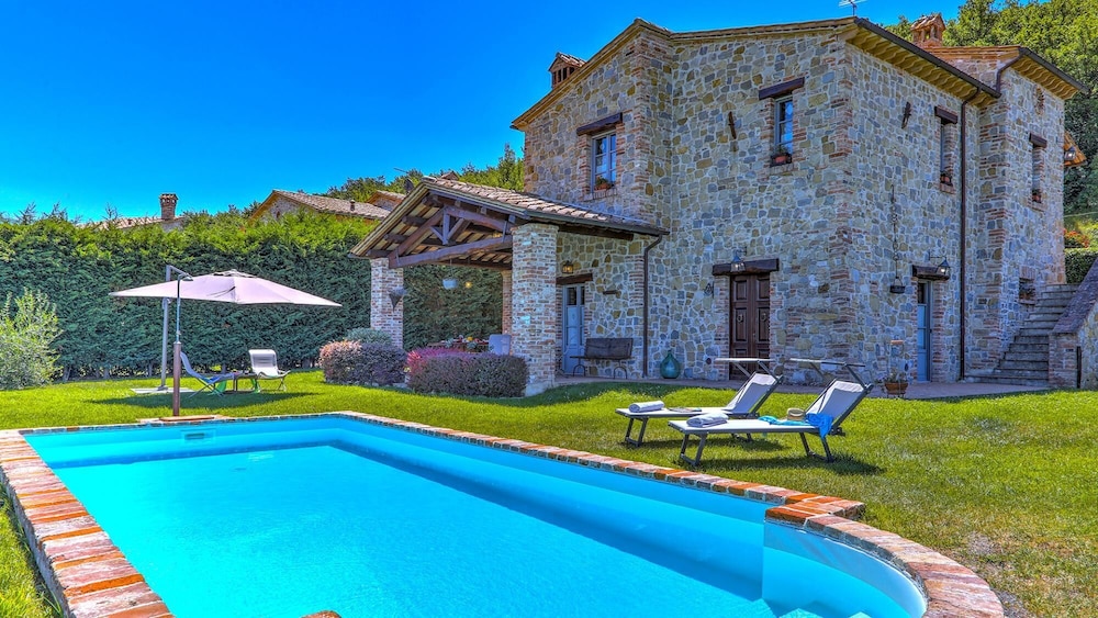 San Rocco 4 Emma Villas — 4-Star Luxury Hotel in Montecchio, Italy