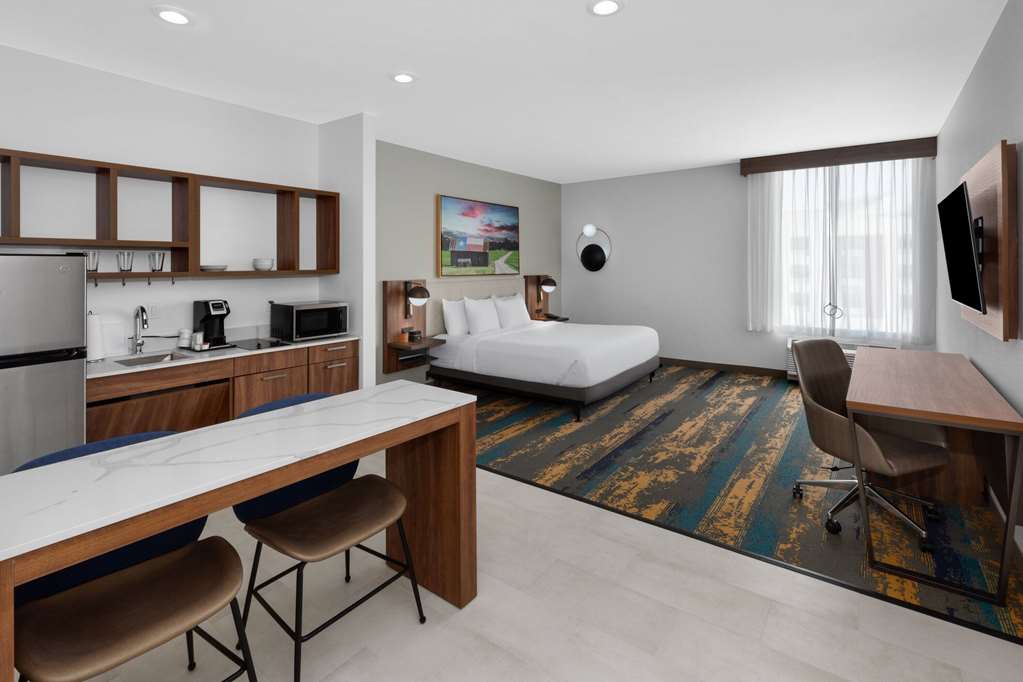 La Quinta Inn & Suites by Wyndham San Antonio at the RIM - photo 27