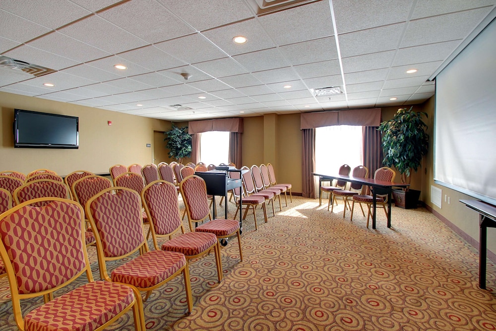 Hampton Inn & Suites West Bend - photo 36