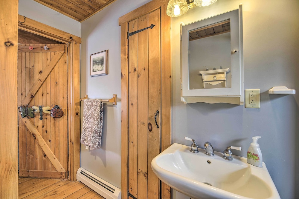 Upscale Montgomery Cabin Near Jay Peak Resort - photo 12