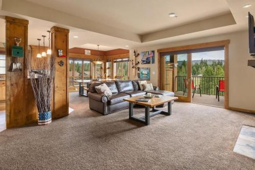 Cowboy Corner Condo at Suncadia Top Floor Fairway & Mountain View Fireplace Smart TVs Hi speed Wi Fi Walk to Lodge — 4-Star Luxury Hotel in Cle Elum, United States