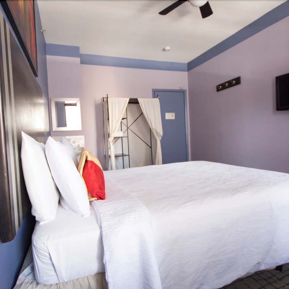 The Broadway Hotel and Hostel - photo 11