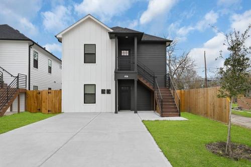 Friends & Family 6 bedrooms 8 beds 4 bath Sleeps 12 — 4-Star Luxury Hotel in Houston, United States