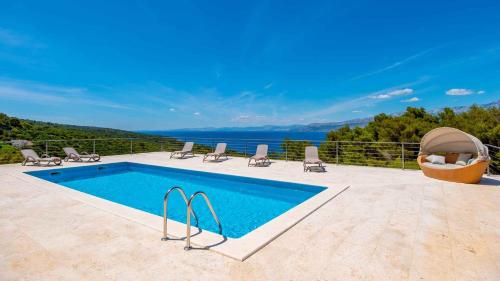 A gorgeous villa on a private property on the island Brač — 4-Star Luxury Hotel in Pucisca, Croatia
