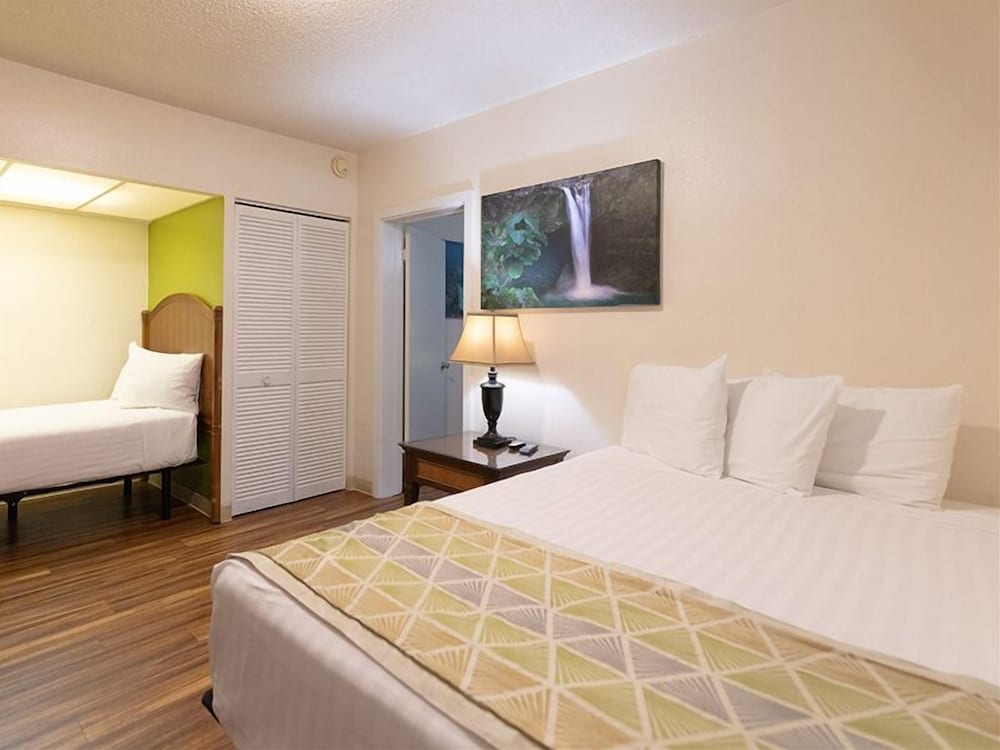Pacific Marina Inn Airport Hotel - photo 14