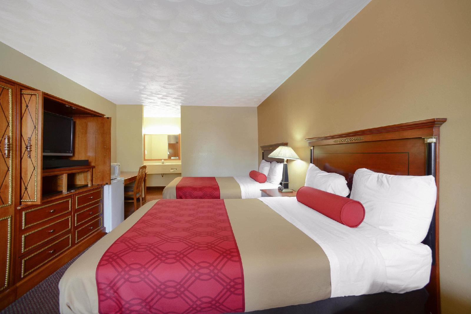 Econo Lodge Inn & Suites - photo 13