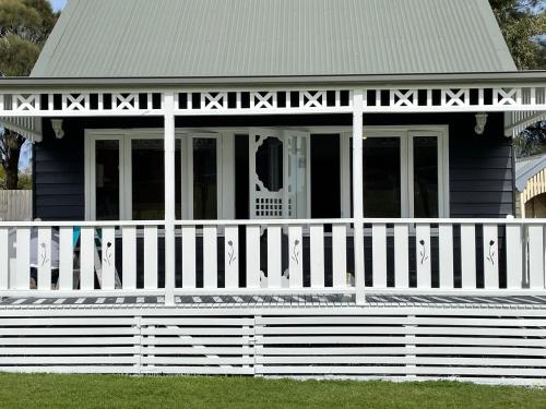 Sandpiper charming beach villa — 4-Star Luxury Hotel in Port Fairy, Australia
