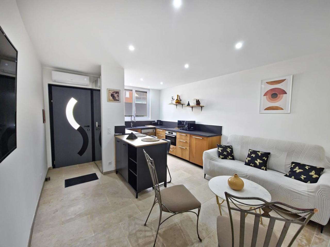 Le Temps Suspendu T2 with Air Conditioning — hotel in Cavalaire-Sur-Mer