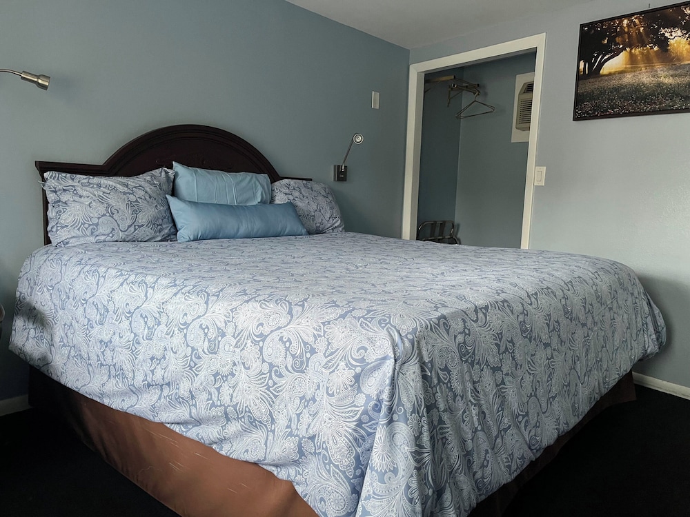 Hitching Post Country Motel - photo 13